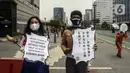 Aktivis lingkungan mengenakan kostum karakter Jepang saat aksi di depan Kedubes Jepang, Jakarta, Senin (4/10/2021). Aksi dilakukan untuk menyerahkan petisi penolakan pendanaan Jepang untuk pembangunan PLTU Indramayu 2 yang ditandatangani 10.002 orang dari 114 negara. (Liputan6.com/Johan Tallo)
