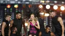Penyanyi Australia, Kylie Minogue, tampil memeriahkan upacara penutupan Commonwealth Games 2014 di Hampden Park, Glasgow, Skotlandia, (3/8/2014). (REUTERS/Jim Young)