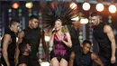 Penyanyi Australia, Kylie Minogue, tampil memeriahkan upacara penutupan Commonwealth Games 2014 di Hampden Park, Glasgow, Skotlandia, (3/8/2014). (REUTERS/Jim Young)