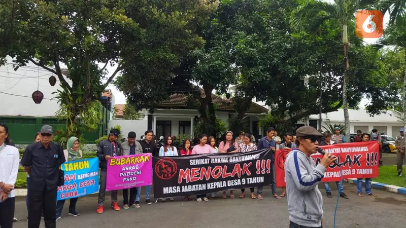 Puluhan warga Banyuwangi lakukan aksi unjuk rasa di Gedung DPRD setempat Untuk menolak masa jabatan kades 9 tahun (Hermawan Arifianto/Liputan6.com)