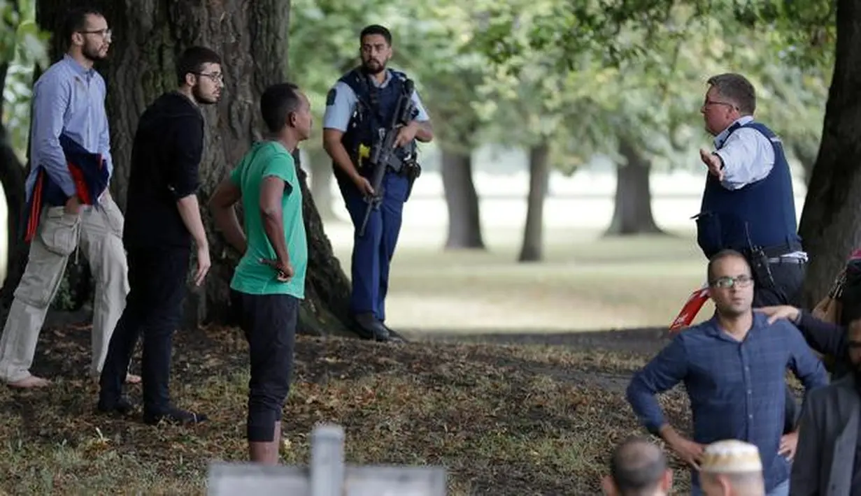 Polisi mengevakuasi warga saat terjadi insiden penembakan di Masjid Al Noor, Christchurch, Selandia Baru, Jumat (15/3). Polisi Kota Christchurch langsung dikerahkan ke sekitar lokasi penembakan. (AP Photo/Mark Baker)