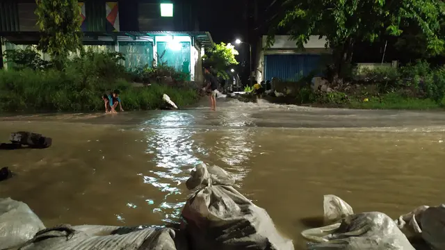 Kawasan Kauman Benowo Surabaya terendam banjir. (Dian Kurniawan/Liputan6.com)