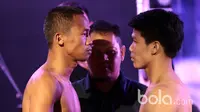 Daud Yordan saat melakukan timbang badang jelang berlaga pada ajang "Battle of Champions, Road To Glory" di Shanghai Dolly, Singapura, Jumat (24/3/2017).  Daud Yordan akan melawan  petinju Thailand Campee Phayom Sabtu (25/3/2017). (Bola.com/Nicklas Hanoat