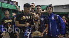 Para pemain Arema FC merayakan keberhasilan meraih Piala Presiden 2017 di ruang ganti Stadion Pakansari, Jawa Barat, Minggu (12/3/2017). Arema FC menang 5-1 atas Borneo FC pada laga final. (Bola.com/Vitalis Yogi Trisna)