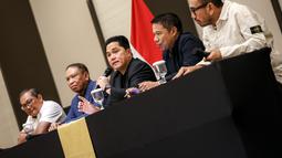 Ketua Umum PSSI, Erick Thohir (tengah) memberikan keterangan dalam konferensi pers terkait rencana baru perkembangan Timnas Indonesia yang berlangsung di Menara Danareksa, Kemayoran, Jakarta Pusat, Senin (06/01/2025). Dalam acara tersebut juga dihadiri oleh Manajer Timnas Indonesia Sumardji, Waketum PSSI Zainudin Amali, Sekjen PSSI Yunus Nusi, dan Exco Arya Sinulingga. (Bola.com/Bagaskara Lazuardi)