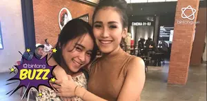 Sama-sama kece, ini perbedaan style Ayu Ting Ting Vs Syifa, Bintang Viewers suka  yang mana nih?