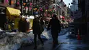 Orang-orang berjalan melewati kawasan Chinatown di New York City pada 5 Februari 2021. Tahun Baru Imlek akan jatuh Jumat depan, 12 Februari, dan itu harusnya menjadi waktu tersibuk tahun ini untuk Chinatown, tetapi tidak pada tahun 2021 saat pandemi COVID-19 mewabah. (Angela Weiss/AFP)