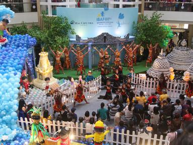 Sejumlah penari menghibur pengunjung Indonesia Balloon Art Festival (IBAF) 2018 di Mal Ciputra Jakarta, Jumat (29/6). Festival balon ini merupakan keduakalinya didadakan yang bekerjasama dengan Adalima Balloons. (Liputan6.com/Arya Manggala)