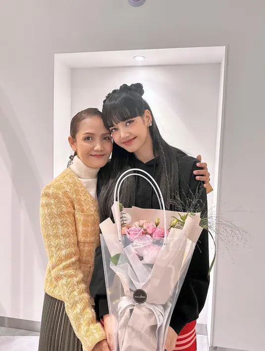 Ibunda Lisa sendiri selalu memberikan dukungan kepada putri tercinta dalam hal karier. Bahkan, ibu dari Lisa ini rela terbang dari Thailand ke Korea Selatan saat Blackpink menggelar konser. (Liputan6.com/IG/@chitthipbruschweiler)