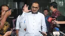 Mantan Ketua KPK Abraham Samad berjalan keluar usai melakukan pertemuan di Gedung KPK, Jakarta, Jumat (3/5/2019). Kedatangan Abraham Samad bersama Koalisi Masyarakat Sipil Antikorupsi tersebut untuk membahas berbagai masalah yang menyangkut intrenal KPK. (merdeka.com/Dwi Narwoko)