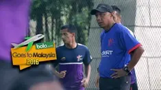 Rahmad Darmawan memimpin latihan T-Team jelang play-off Malaysia Super League di Lapangan Futsal Extreme Park di Ipoh, Perak, Malaysia, Jumat (29/1/2016).