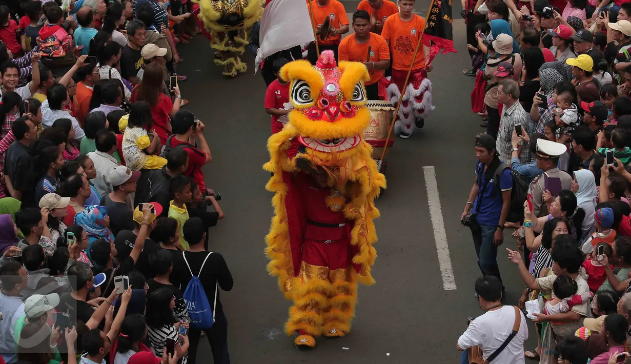 Peserta melakukan atraksi barongsai pada karnaval perayaan Cap Go Meh di Glodok, Jakarta, (21/2). Perayaan yang merupakan rangkaian terakhir masa perayaan Imlek itu diikuti 1477 peserta dengan menampilkan berbagai kesenian. (Liputan6.com/Angga Yuniar)