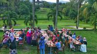 Suasana pengunjung tengah bersantap di Resto The Surosowan, The Royale Krakatau Hotel, Cilegon. (Ist)