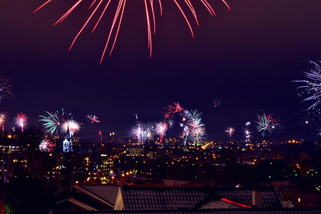 Nikmati pemandangan indahnya kembang api di balkon rumah di malam tahun baru/copyright pexels.com