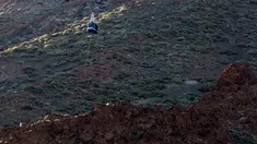Wisatawan yang terperangkap di kereta gantung dievakuasi di Gunung El Teide, Taman Nasional El Teide, Pulau Canary, Spanyol, Rabu (15/3). Sekitar 60 wisatawan terperangkap di dua kereta gantung saat menuju puncak Gunung El Teide. (Desiree Martin/AFP)