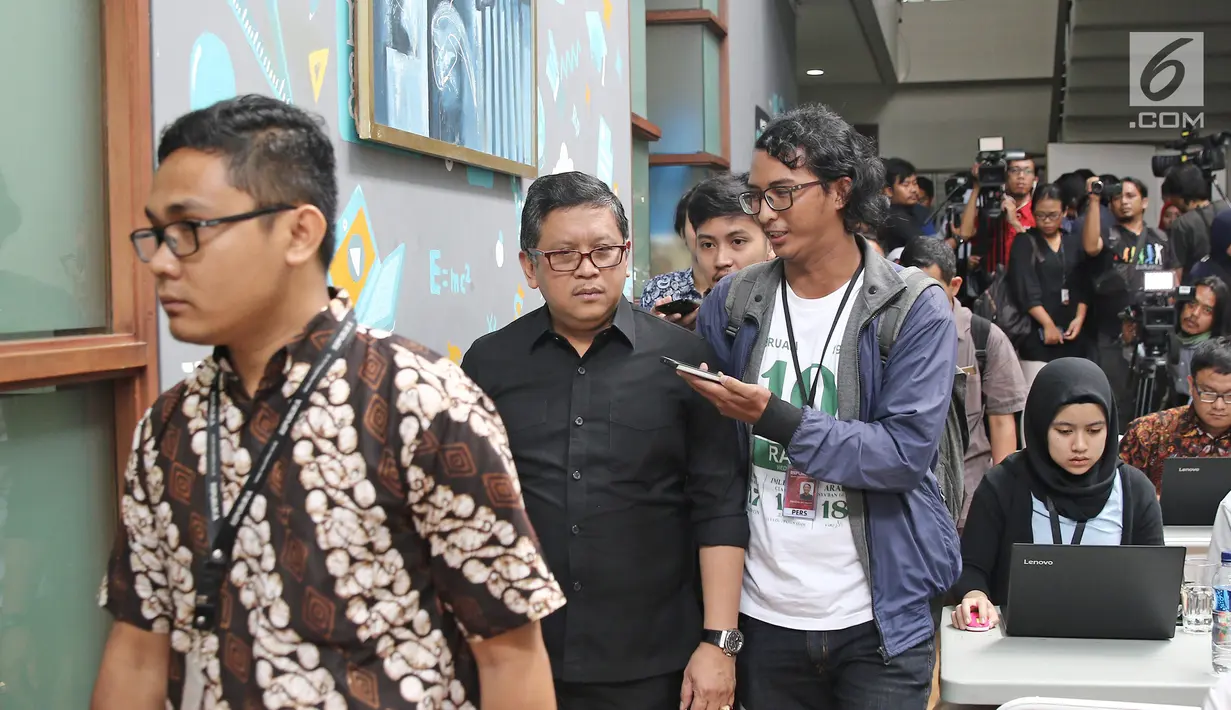 Sekjen PDIP Hasto Kristiyanto mendengar pertanyaan wartawan saat mengunjungi kantor ruangguru.com di Jakarta, Jumat (4/5). Ruangguru merupakan perusahaan penyedia layanan dan konten pendidikan berbasis teknologi. (Liputan6.com/Herman Zakharia)