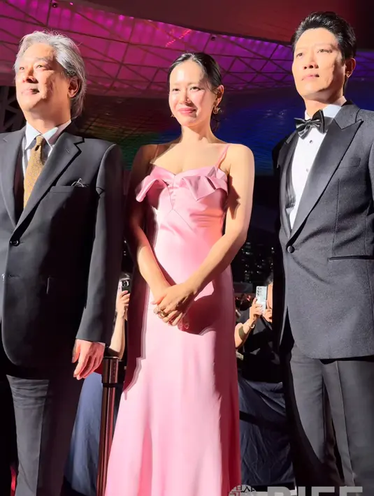 <p>So Ye Jin hadir bersama para pemain&nbsp;No Other Choice lain tampak hadir. Ibu satu anak ini mencuri perhatian dengan dress pink spaghetti strap dari Alexander Mcqueen. Dress satin ini seharga Rp67 jutaan.&nbsp;[@busanfilmfest]</p>