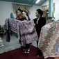 Ada enam batik kesayangan patih Keraton Kanoman yang dilelang. Salah satunya bahkan dibuat selama empat tahun. (Liputan6.com/Panji Prayitno)