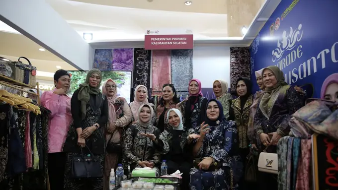 Mengintip Booth UMKM Lokal Kalimantan Selatan di Parade Wastra Nusantara 2025