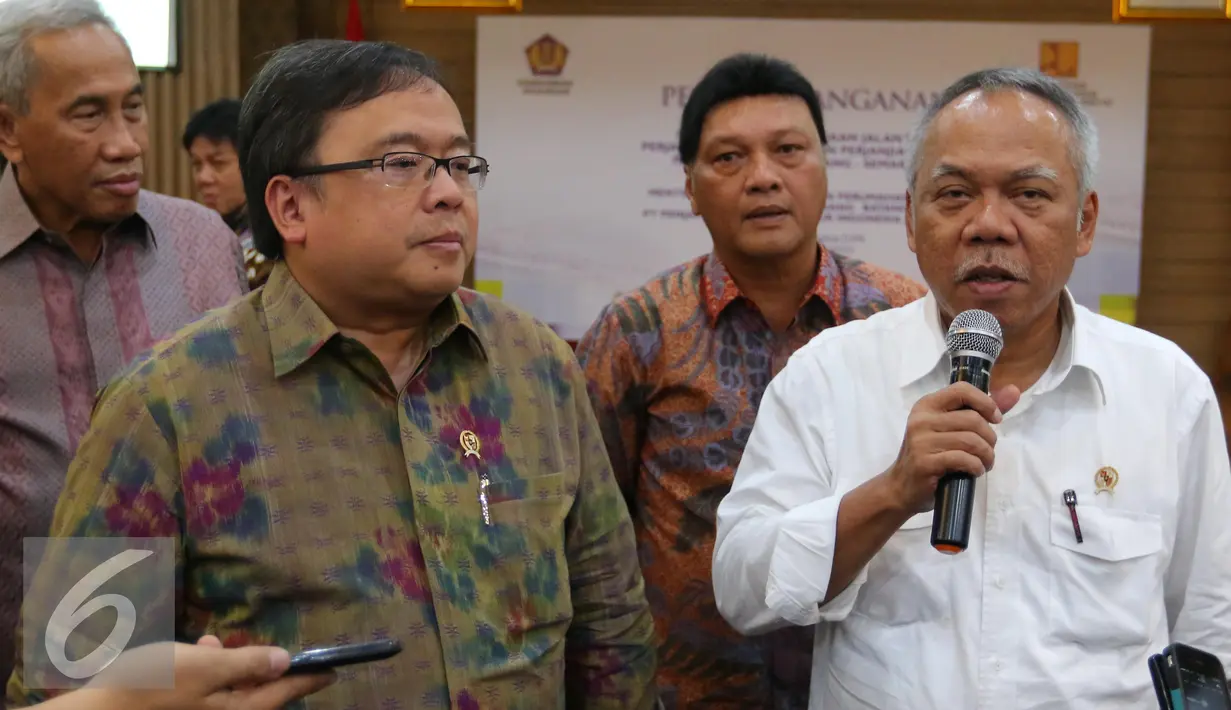 Menteri PUPR, Basuki Hadimuljono didampingi Menkeu Bambang Brodjonegoro memberikan keterangan kepada wartawan usai menandatangani perjanjian Pengusahaan Jalan Tol Batang-Semarang di Jakarta, Rabu (28/4). (Liputan6.com/Angga Yuniar)
