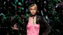 Gigi Hadid mengenakan rancangan rumah mode Moschino saat Milan Fashion Week di Italia, Kamis (21/9). Selain tampil seperti buket bunga, Gigi Hadid juga memperagakan koleksi lain milik rumah mode Moschino. (AP Photo/Luca Bruno)