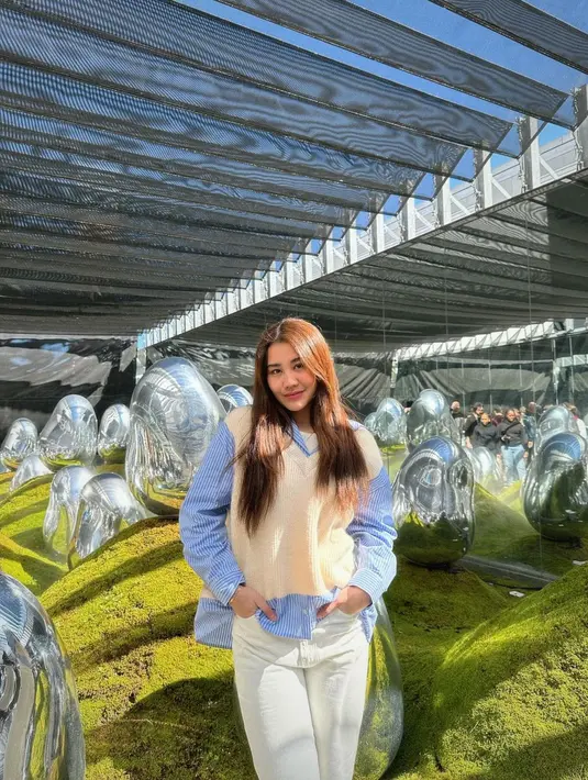 Aaliyah Massaid bergabung rombongan Tokyo Marathon dengan busana biru putih. Ia mengenakan t-shirt putih dan stripe shirt dan knit vest putih. [@aaliyah.massaid]