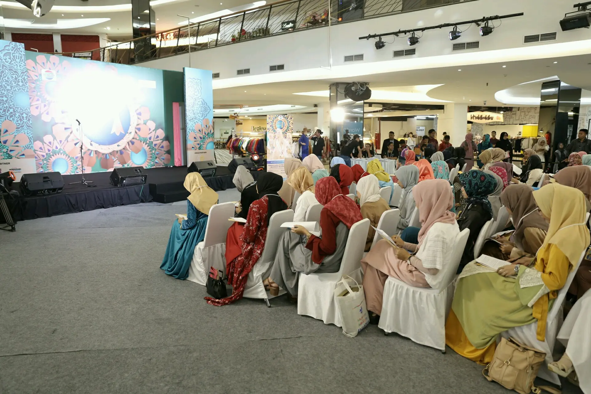 Minggu, 16 April 2017, kota Jakarta menjadi daerah terakhir berlangsungnya audisi Puteri Muslimah 2017. Dihadiri oleh ratusan wanita berhijab, ternyata tak sedikit dari mereka yang memiliki bakat luar biasa. (Galih W. Satria/Bintang.com)