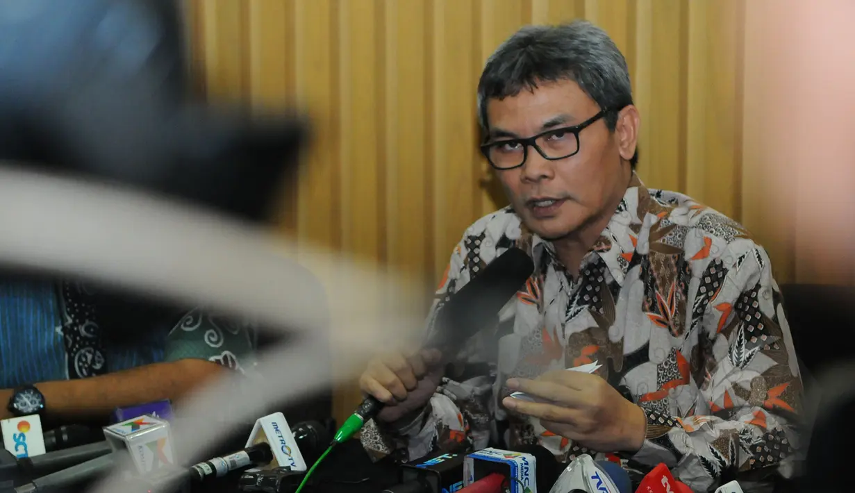 Plt Komisioner KPK, Johan Budi SP menjawab pertanyaan wartawan saat konferensi pers di Gedung KPK, Jakarta  (10/4/2015). KPK menangkap anggota Komisi IV DPR dari Fraksi PDI Perjuangan, Adriansyah di Swiss Belhotel Bali. (Liputan6.com/Herman Zakharia)