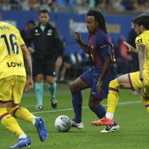 Jules Kounde (Barcelona) berebut bola dengan Diego Rico dan Mauro Arambarri (Getafe) dalam laga La Liga Spanyol di Johan Cruyff Stadium, Spanyol, 21 September 2025. (AP Photo/Joan Monfort)