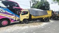 Bus Rombongan Peziarah Ditabrak Truk Pasir. (Sabtu, 14/12/2024). (Yandhi Deslatama/Liputan6.com).