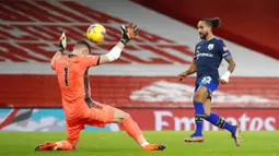 Penyerang Southampton, Theo Walcott, mencetak gol ke gawang Arsenal pada laga Liga Inggris di Stadion Emirates, Kamis (17/12/2020). Kedua tim bermain imbang 1-1. (Peter Cziborra/Pool via AP)