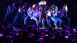 Penampilan penyanyi Beyonce bersama para dancer dalam konser kampanye di Cleveland, Ohio, Jumat (4/11). Beyonce bersama suaminya, Jay Z menggelar konser bagi Hillary Clinton untuk meraih suara pemilih muda berkulit hitam di Ohio. (AP Photo/Matt Rourke)
