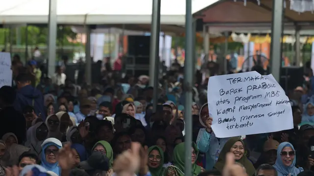 Spanduk dukungan terhadap Program Makan Bergizi Gratis saat pidato Presiden Prabowo di Puncak Pekan Nasional (PENAS) Petani dan Nelayan XVII di Gorontalo, Rabu (24/6/2026). (Dok Bakom RI)