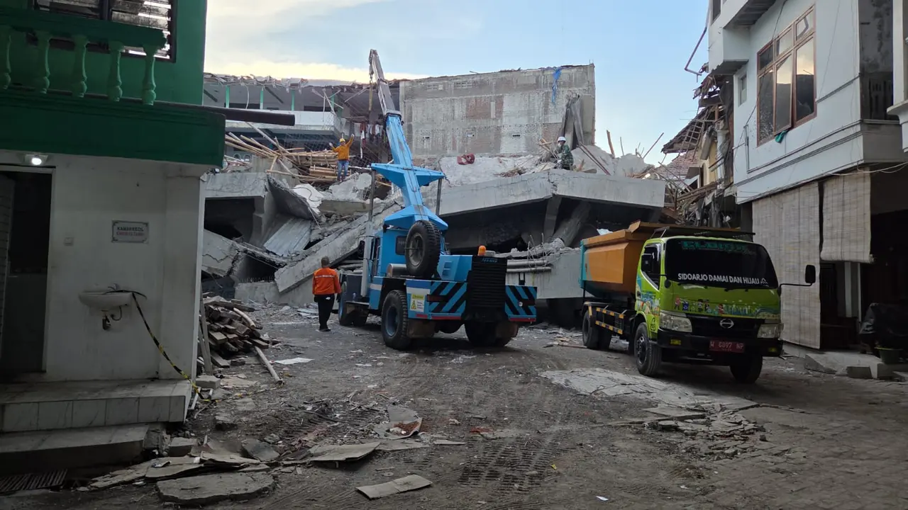 Tim SAR gabungan mulai mengerahkan alat berat berupa crane untuk memindahkan material reruntuhan dari bagian atas reruntuhan bangunan.