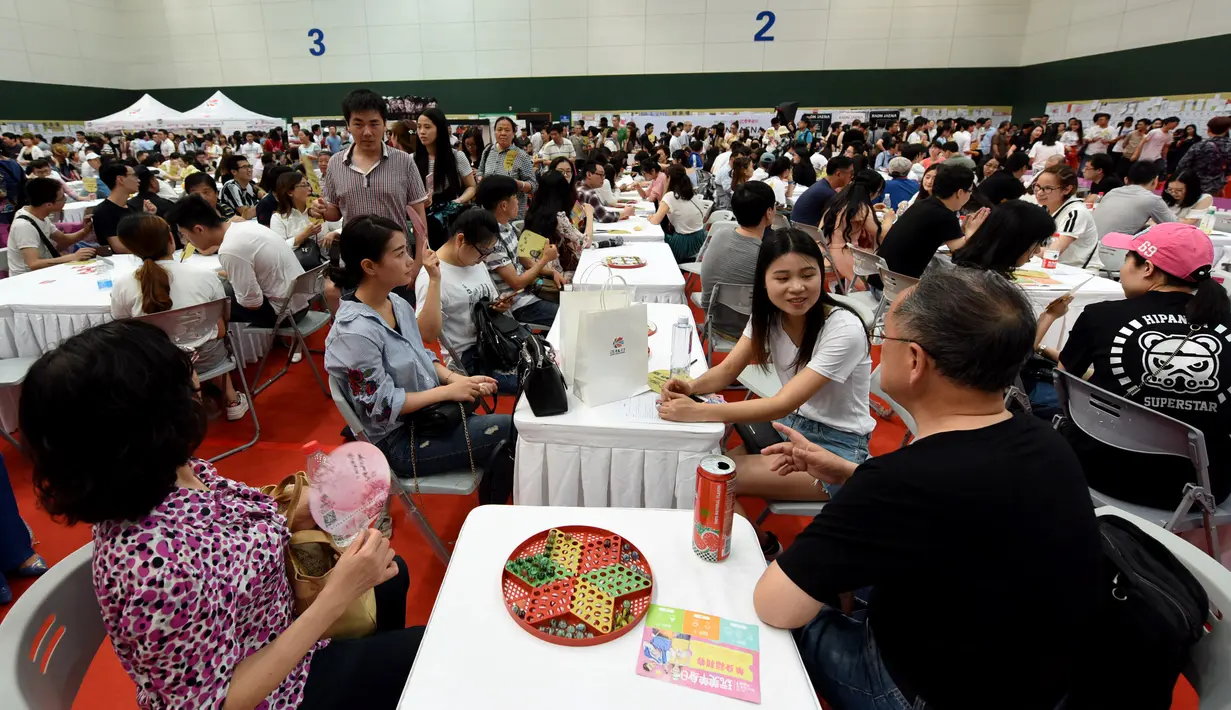 Suasana acara perjodohan di Hangzhou, Provinsi Zhejiang, China (14/5). Para Pria dan wanita mengikuti acara ini dengan harapan mendapatkan pasangan yang sesuai dengan kriterianya. (AFP Photo/Str/China Out)
