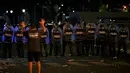 Polisi anti huru hara berjaga-jaga setelah bentrok dengan suporter Argentina setelah perayaan timnas Argentina meraih juara Piala Dunia Qatar 2022 di lingkungan Obelisk di Buenos Aires (20/12/2022). Sebanyak 31 orang terluka. Petugas juga mengamankan 13 orang suporter yang mana 4 di antaranya diamankan di monumen Obelisk. (AFP/Luis Robayo)