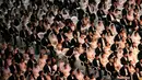 Ribuan pasangan mengambil bagian dalam pernikahan massal di Pusat Perdamaian Cheong Shim di Gapyeong, Korea Selatan, (7/9). Sebanyak 4.000 pasangan Korea Selatan dan asing ikut serta dalam acara ini. (AP Photo / Ahn Young-joon)