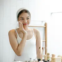 Influencer Gita Savitri menarik atensi karena keputusannya berhenti menggunakan skincare di malam hari. Ketahui pentingnya penggunaan skincare malam berikut ini. (pexels/sarah chai).