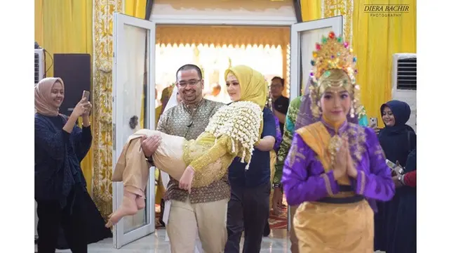 7 Potret Cut Meyriska dan Roger Danuarta Jalani Tradisi Khas Aceh