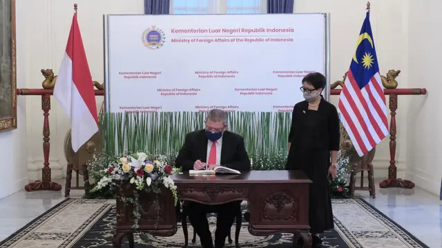 Kunjungan Menlu Malaysia Dato’ Saifuddin Abdullah disambut Menlu Retno Marsudi, Senin (18/10/2021).
