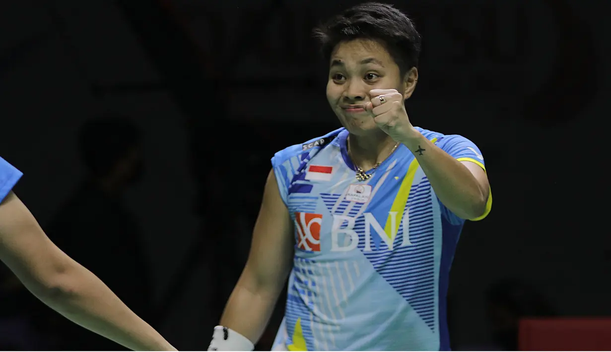 Apriyani/Siti Fadia tampil percaya diri di awal game pertama dan mampu memimpin dengan 5-1. Namun setelah itu mereka kehilangan 5 poin beruntun hingga tertinggal 5-6. Apriyani pun langsung melemparkan senyuman kepada Siti Fadia agar terus semangat. (Bola.com/Ikhwan Yanuar)