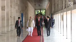 Presiden Joko Widodo dan PM India Narendra Modi berjalan di Masjid Istiqlal, Jakarta, Rabu (30/5). Kunjungan membahas kerja sama antara kedua negara serta untuk menyambut 70 tahun hubungan diplomatik Indonesia-India. (Liputan6.com/Angga Yuniar)