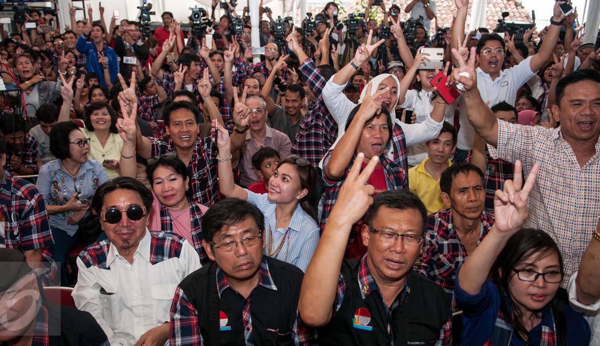Pendukung Ahok-Djarot memperlihatkan salam dua jari di Rumah Lembang, Jakarta, Rabu (15/2). Hasil quick count menunjukkan Ahok-Djarot menempati urutan pertama. (Liputan6.com/Gempur M Surya)