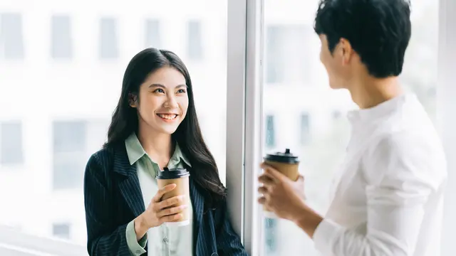 perempuan dan pasangan dekat jendela