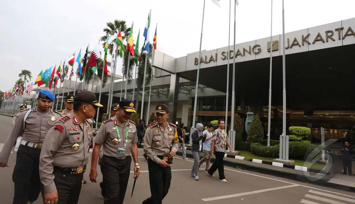 Kapolri Jenderal Pol Badrodin Haiti (tengah) ditemani Kapolda Metro Jaya Irjen Unggung Cahyono (kiri) dan Kapolres Metro Jakpus Kombes Pol Hendro Pandowo (kanan) saat meninjau lokasi KAA di JCC Senayan, Senin (20/4/2015). (Liputan6.com/Herman Zakharia) 