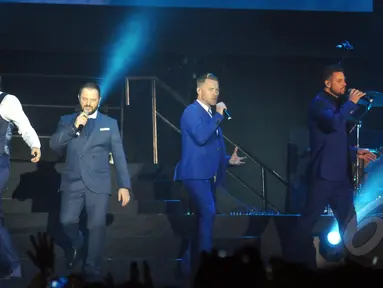 Grup musik Boyzone tampil dalam konser bertajuk A Night Of Reunion With Boyzone di Istora Senayan, Jakarta (22/5/2015). Boyband asal Inggris hadir kembali setelah 18 tahun lalu pernah menggelar konser di Jakarta. (Liputan6.com/Panji Diksana)