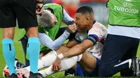 Federasi Sepak Bola Prancis (FFF) mengabarkan bahwa Kylian Mbappe tidak perlu menjalani operasi untuk memulihkan hidungnya. Kapten Timnas Prancis itu direncanakan akan memakai topeng di sisa Euro 2024. (AFP/Ozan Kose)