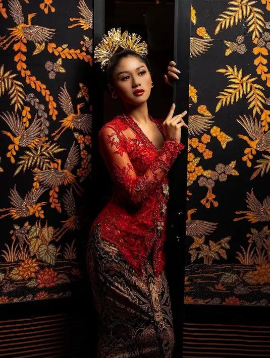Erina Gudono pernah meraih berbagai prestasi seperti menjadi Diajeng Sleman 2018. Tak hanya itu, ia juga menjadi pemenang di Puteri Indonesia Yogyakarta serta menjadi Top 11 Puteri Indonesia 2022. Paras cantiknya kian terlihat ketika ia memakai kebaya dalam sesi pemotretan. (Liputan6.com/IG/@erinagudono)