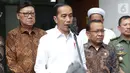 Presiden RI, Joko Widodo (baju putih) saat memberi keterangan usai melihat kondisi terakhir Menko Polhukam Wiranto yang dirawat di RSPAD, Jakarta, Kamis (10/10/2019). Presiden Joko Widodo mengatakan kondisi Wiranto mulai membaik pasca peristiwa penusukan di Banten. (Liputan6.com/Helmi Fithriansyah)