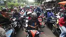 Tampak kendaraan bermotor terjebak kemacetan di akses jalan menuju pintu masuk Kebun Binatang Ragunan, Jakarta, Jumat (1/1). Hal ini terjadi antusiasme warga yang ingin mengisi hari libur Tahun Baru di kawasan Ragunan. (Liputan6.com/Immanuel Antonius)